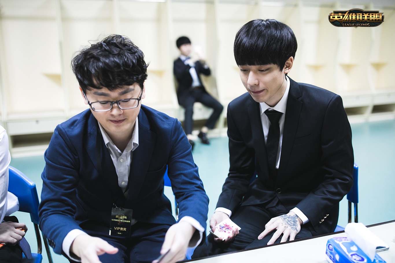 开云体育-C9翻盘100T，Deft单局斩获MVP鏖战多局半决赛，点燃全场激情